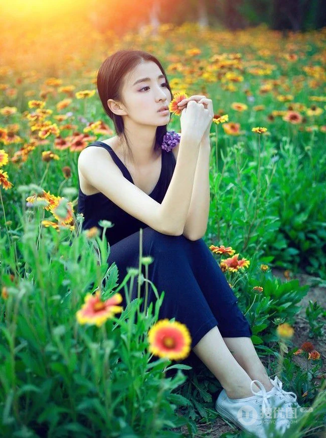 长发及腰女生花间写真-花美人更美