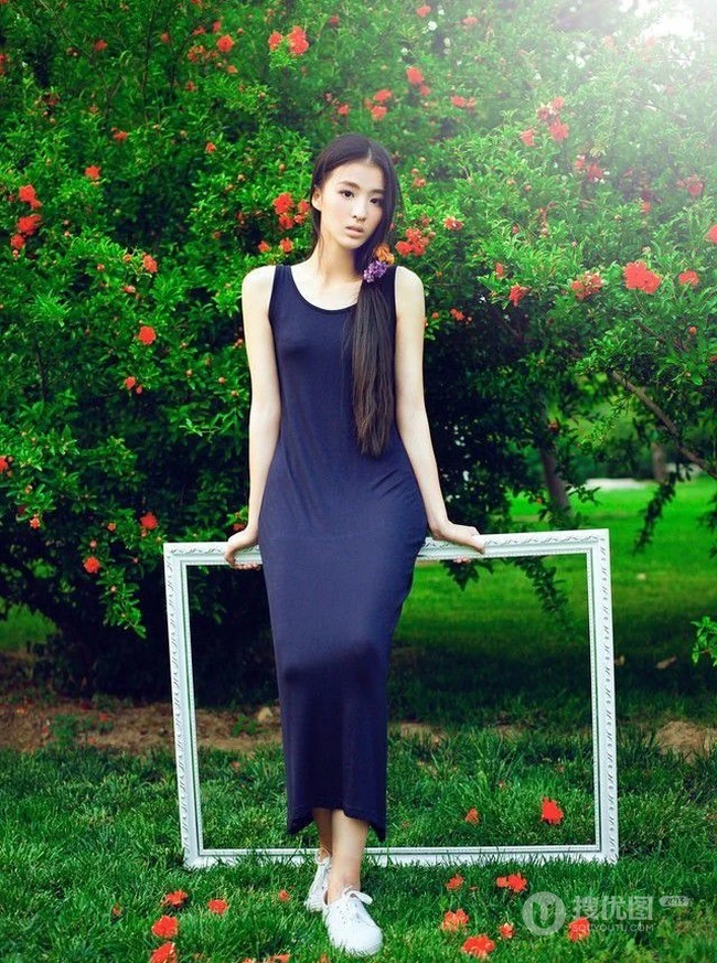 长发及腰女生花间写真-花美人更美