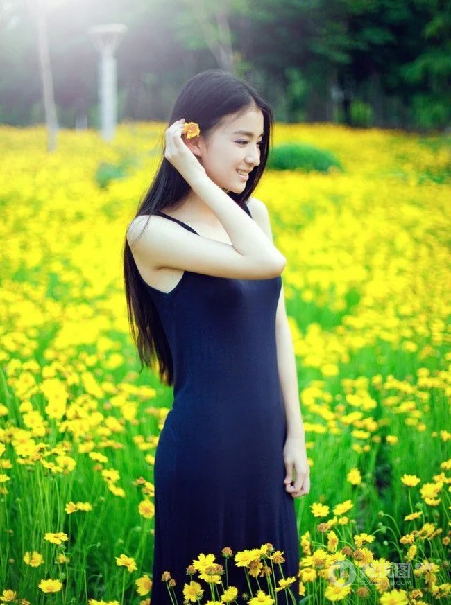 长发及腰女生花间写真-花美人更美