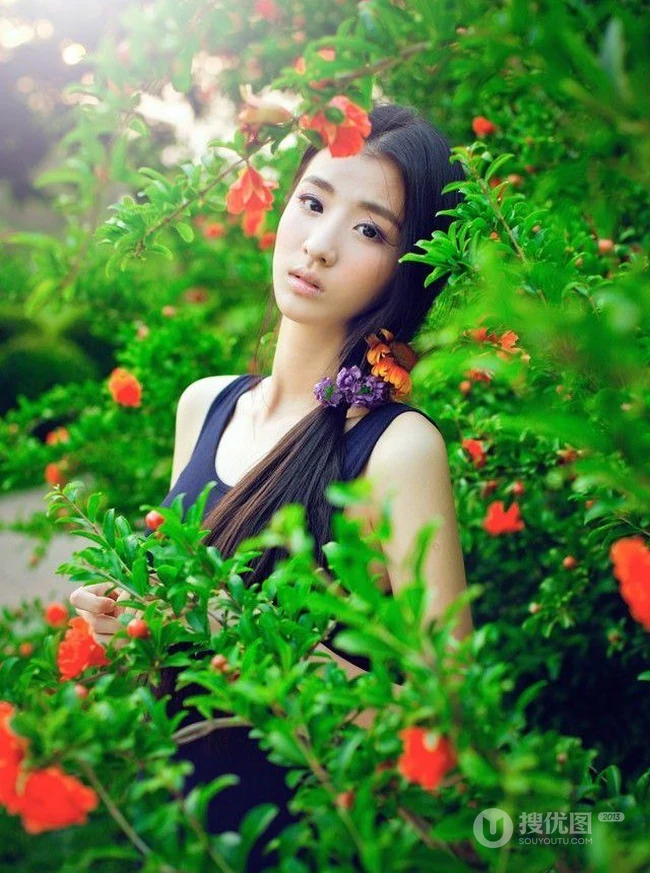长发及腰女生花间写真-花美人更美