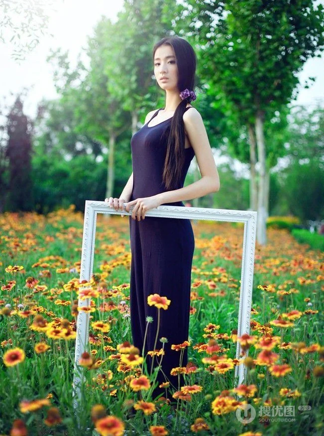 长发及腰女生花间写真-花美人更美