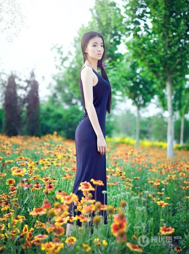 长发及腰女生花间写真-花美人更美
