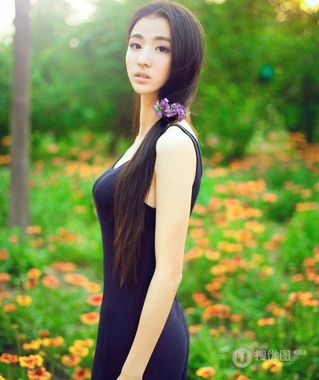 长发及腰女生花间写真-花美人更美