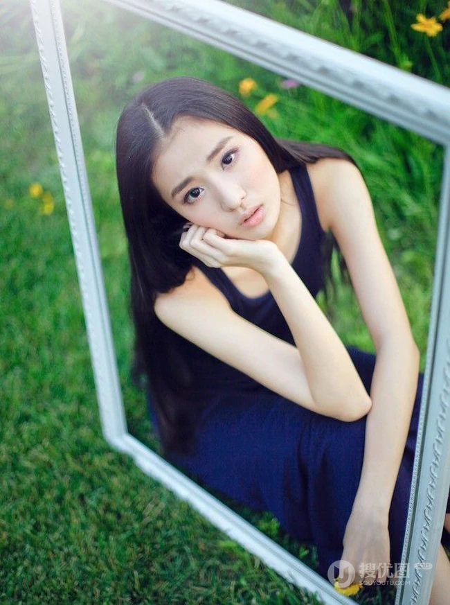 长发及腰女生花间写真-花美人更美