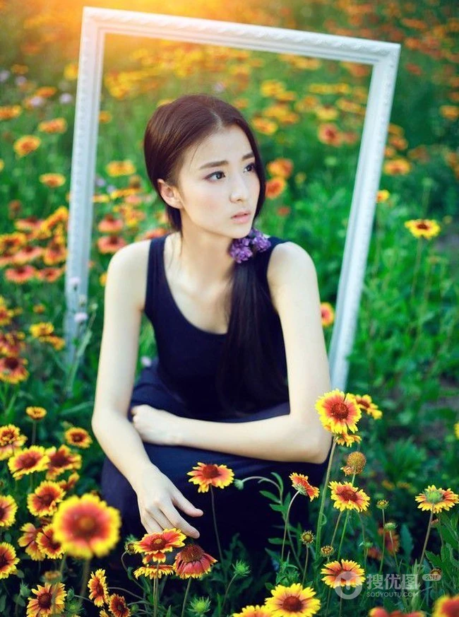长发及腰女生花间写真-花美人更美