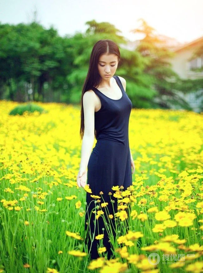 长发及腰女生花间写真-花美人更美