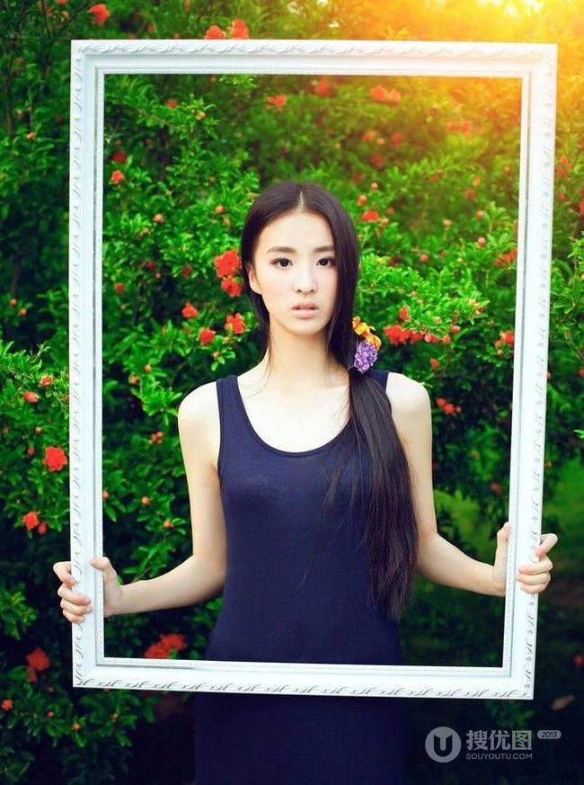 长发及腰女生花间写真-花美人更美