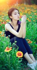 长发及腰女生花间写真-花美人更美