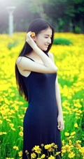 长发及腰女生花间写真-花美人更美