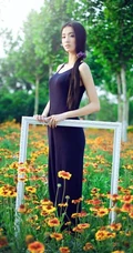 长发及腰女生花间写真-花美人更美