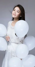 纯女生星马思纯 手持气球动人可爱写真