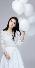纯女生星马思纯 手持气球动人可爱写真