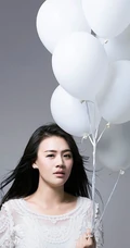 纯女生星马思纯 手持气球动人可爱写真