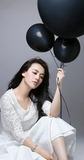 纯女生星马思纯 手持气球动人可爱写真