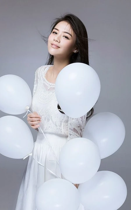 纯女生星马思纯 手持气球动人可爱写真