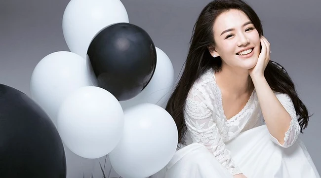 纯女生星马思纯 手持气球动人可爱写真