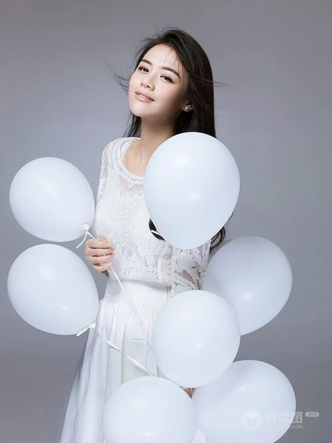 纯女生星马思纯 手持气球动人可爱写真