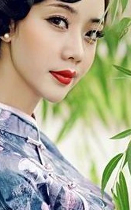 杨柳细腰-气质旗袍女生江边纯美图片