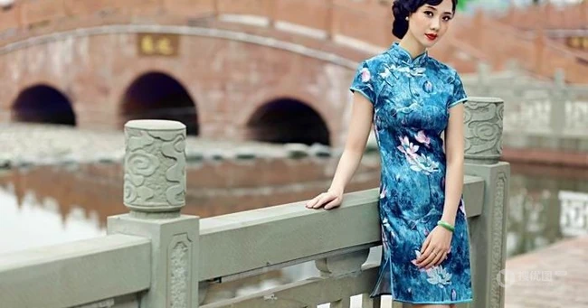 杨柳细腰-气质旗袍女生江边纯美图片