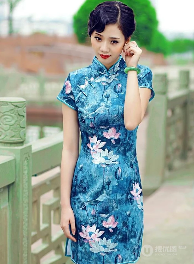 杨柳细腰-气质旗袍女生江边纯美图片