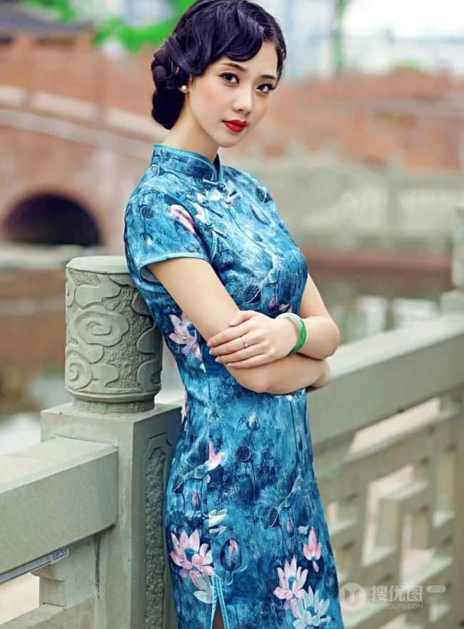 杨柳细腰-气质旗袍女生江边纯美图片