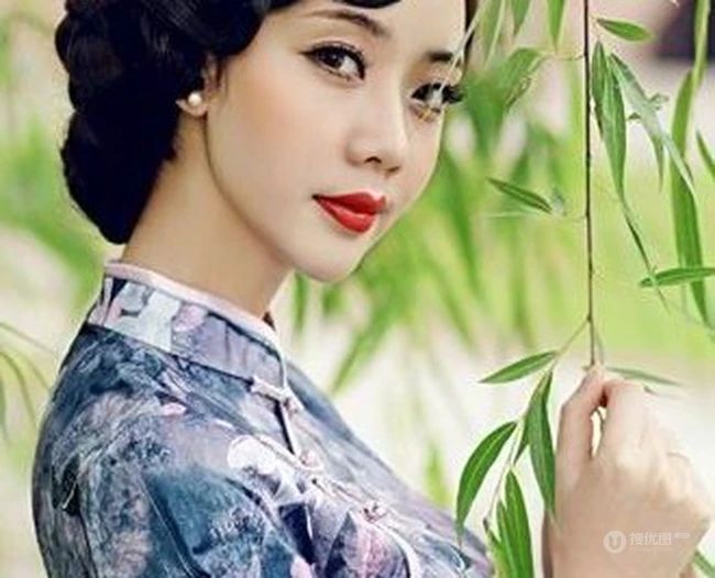 杨柳细腰-气质旗袍女生江边纯美图片