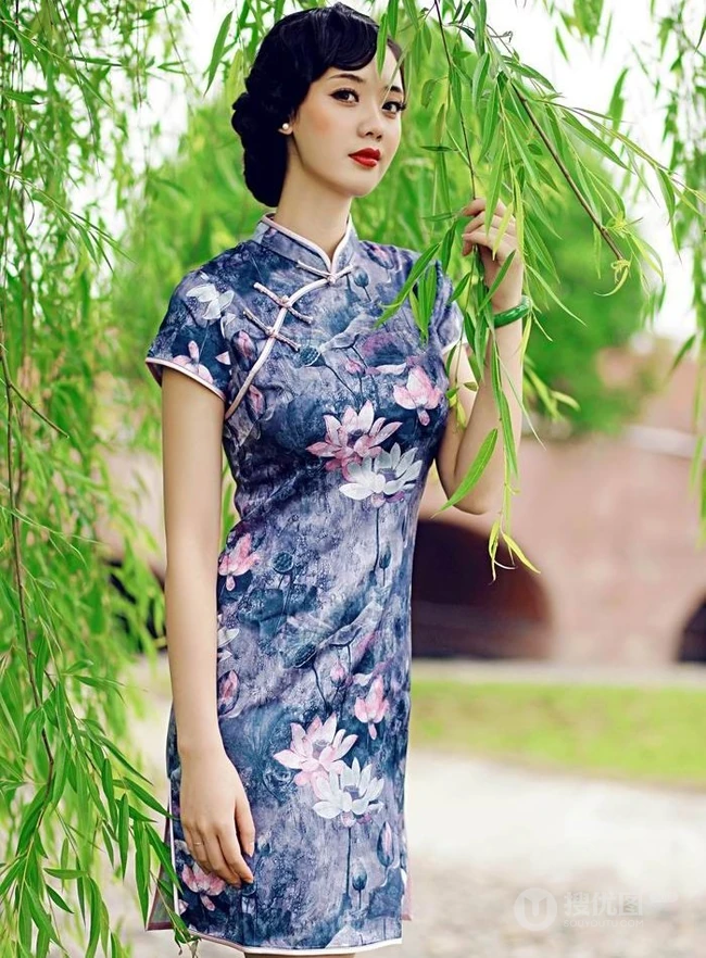 杨柳细腰-气质旗袍女生江边纯美图片