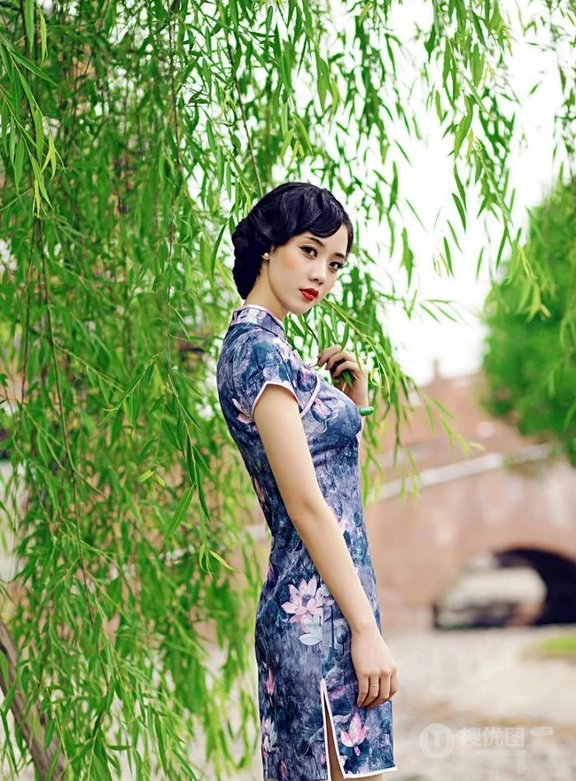 杨柳细腰-气质旗袍女生江边纯美图片