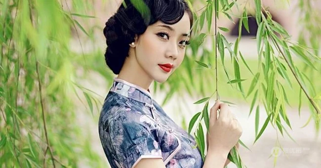 杨柳细腰-气质旗袍女生江边纯美图片