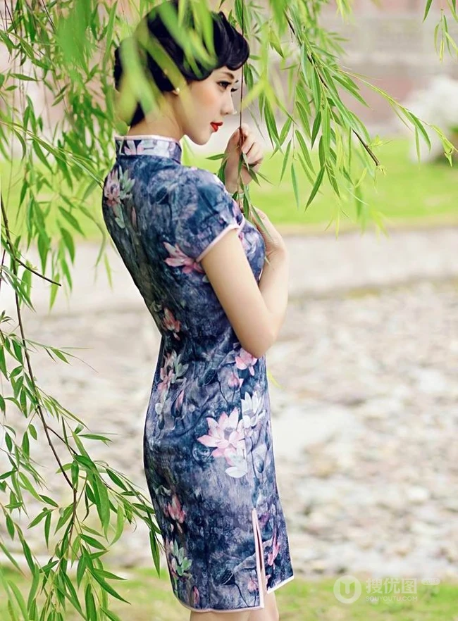 杨柳细腰-气质旗袍女生江边纯美图片