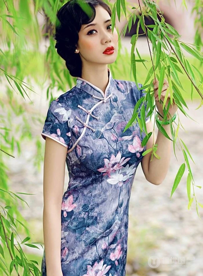 杨柳细腰-气质旗袍女生江边纯美图片