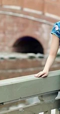 杨柳细腰-气质旗袍女生江边纯美图片