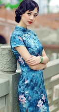 杨柳细腰-气质旗袍女生江边纯美图片