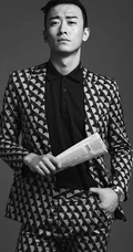演员郑奇图片 时尚格子西服显绅士魅力