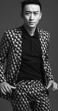 演员郑奇图片 时尚格子西服显绅士魅力
