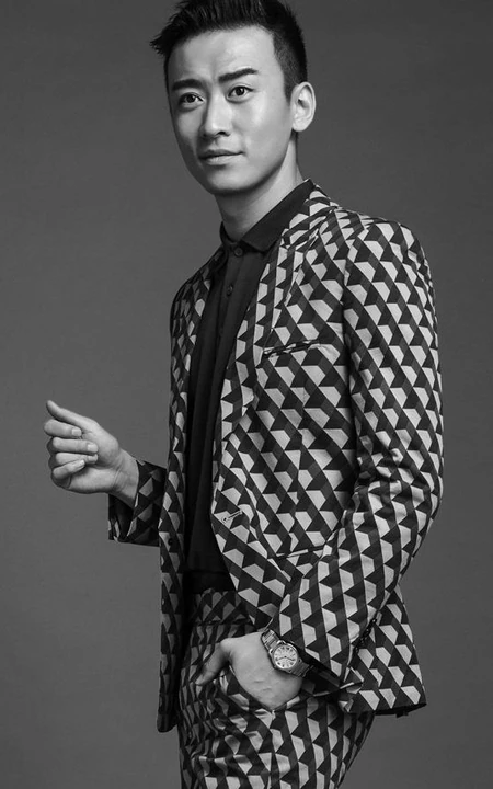 演员郑奇图片 时尚格子西服显绅士魅力