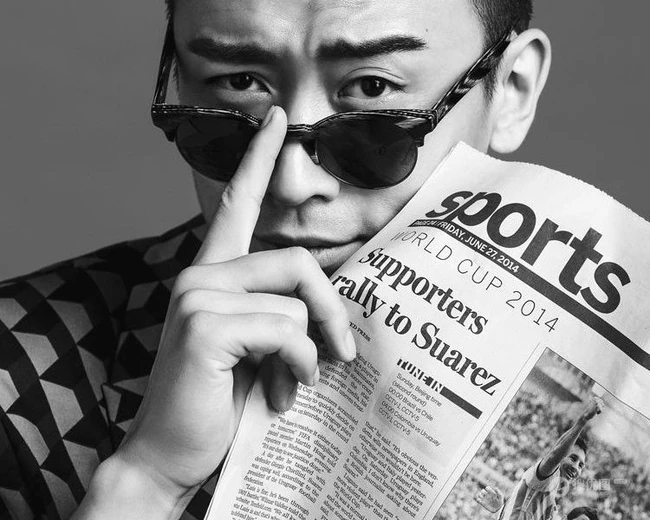 演员郑奇图片 时尚格子西服显绅士魅力