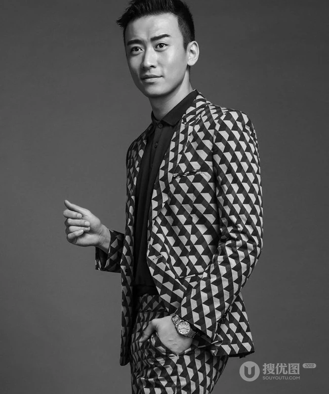 演员郑奇图片 时尚格子西服显绅士魅力