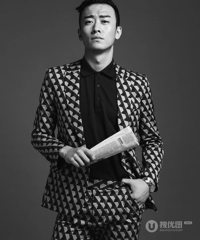 演员郑奇图片 时尚格子西服显绅士魅力