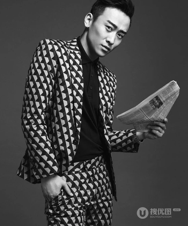 演员郑奇图片 时尚格子西服显绅士魅力