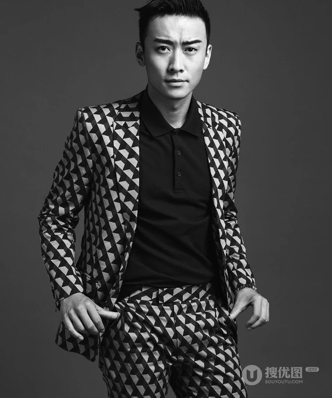演员郑奇图片 时尚格子西服显绅士魅力