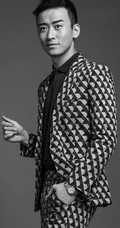 演员郑奇图片 时尚格子西服显绅士魅力