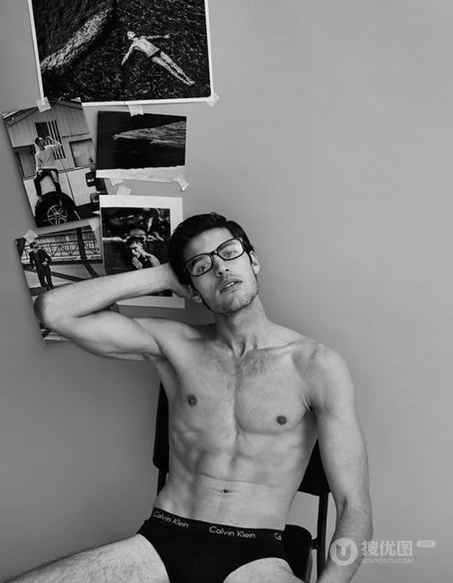 帅气眼镜型男-欧美帅气肌肉型男黑白图片
