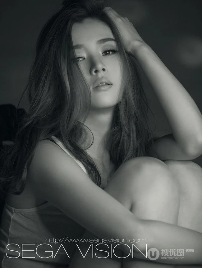 寂寞的女人-低领V领模特黑白图片靓影