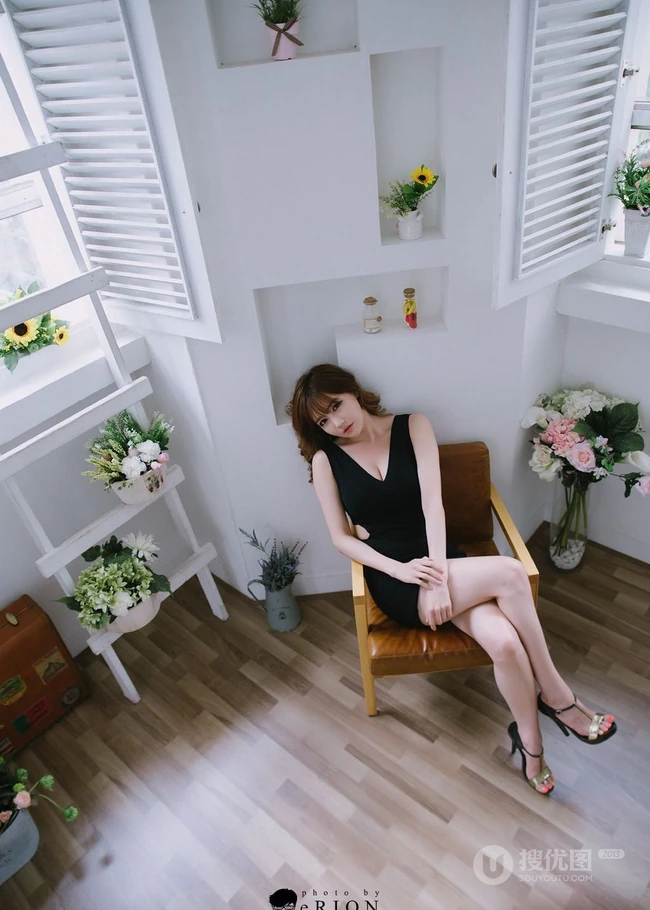 短裙女生韩佳恩-紧身短裙包臀展曼妙身材