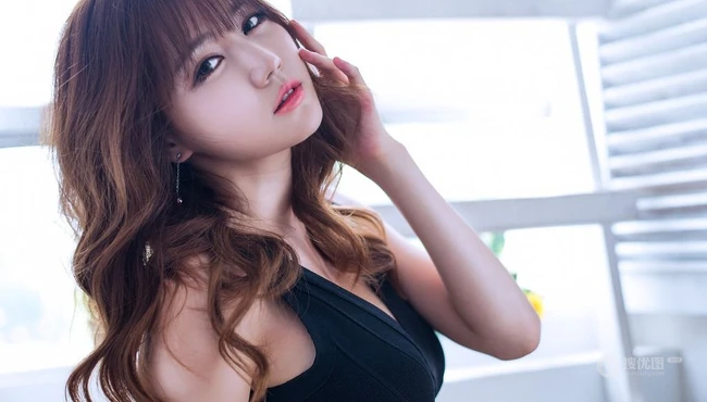 短裙女生韩佳恩-紧身短裙包臀展曼妙身材