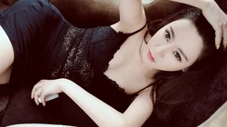 大胸美女自家床上氛围写真壁纸