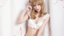 大胸美女自家床上氛围写真壁纸