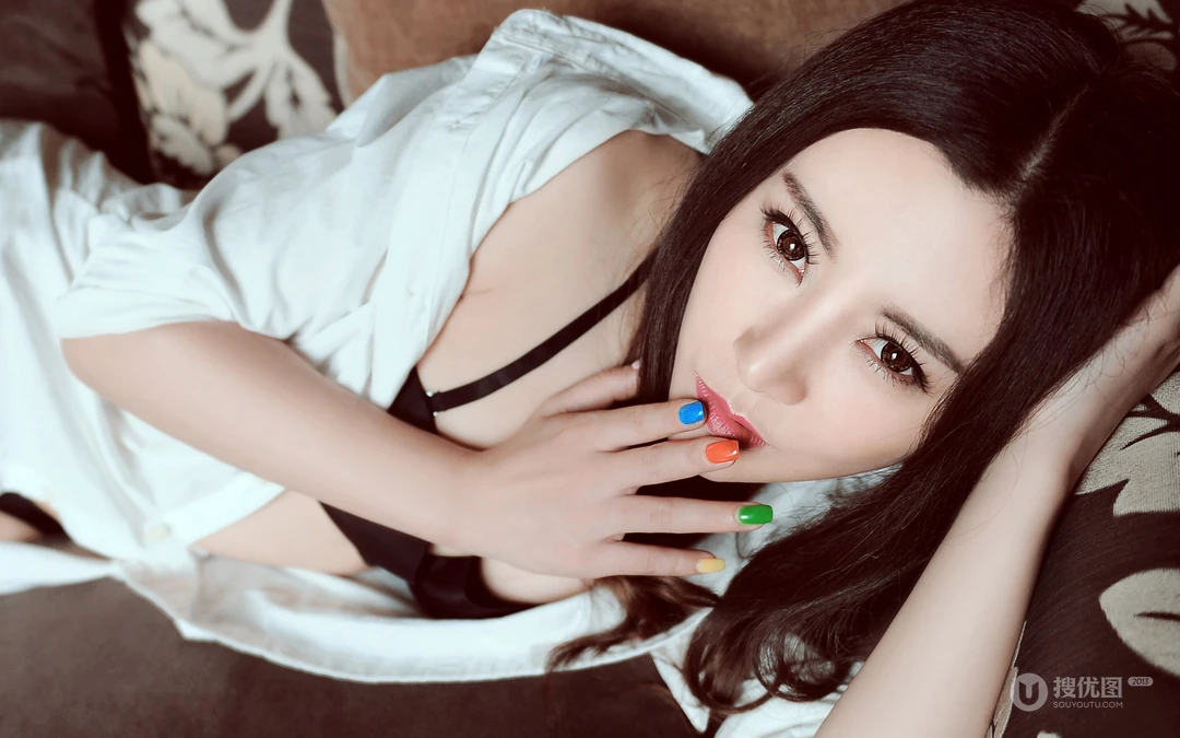 大胸美女自家床上氛围写真壁纸