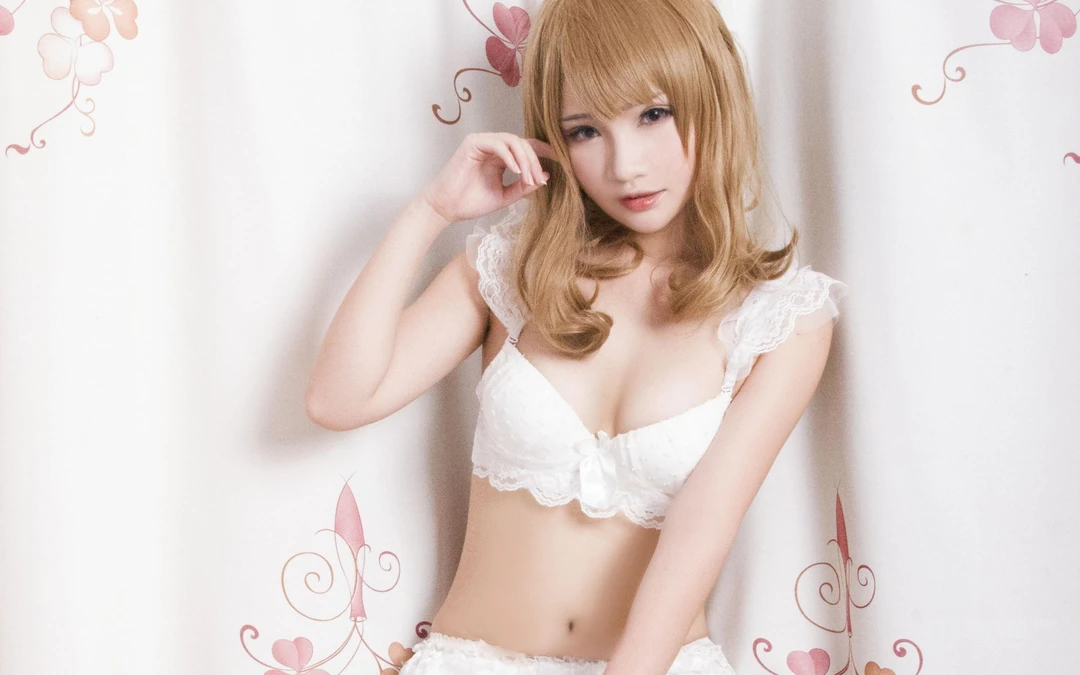 大胸美女自家床上氛围写真壁纸
